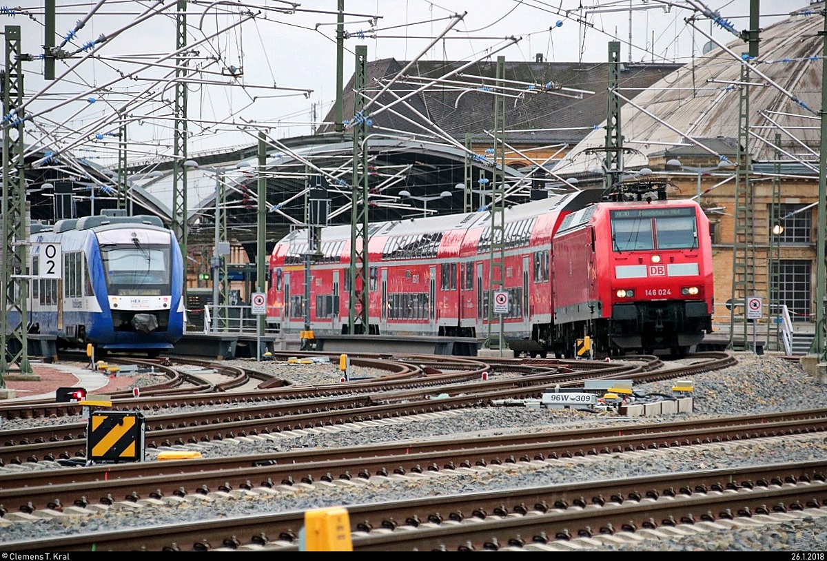 Während 648 395 und 648 368 (Alstom Coradia LINT 41) von Transdev Sachsen-Anhalt (HarzElbeExpress) als HEX80539 (HEX 24) von Halberstadt in Halle(Saale)Hbf einfahren, verlässt 146 024 der Elbe-Saale-Bahn (DB Regio Südost) als RE 16324 (RE30) nach Magdeburg Hbf seinen Startbahnhof. Aufgenommen von der Delitzscher Straße. [26.1.2018 | 15:15 Uhr]