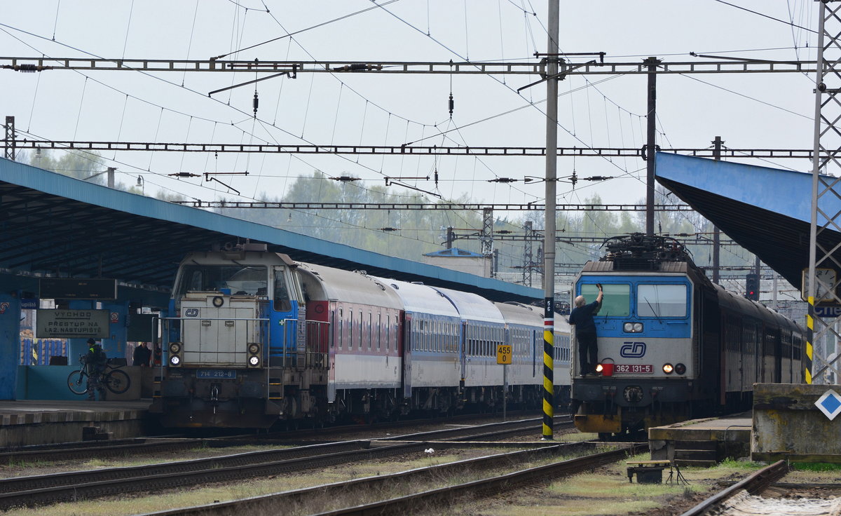 Während 714 212-8 am R614 den slowakischen Schlafwagen SK-ZSSK WLABmee 62 56 71-90 010-2 abhängt und in Kürze wegzieht, sorgt der Tf der 362 131-5 für klare Sicht. 362 131-5 kam vor wenigen Minuten mit dem Rx764 aus Praha hl.n in Cheb an.

Cheb 15.04.2017