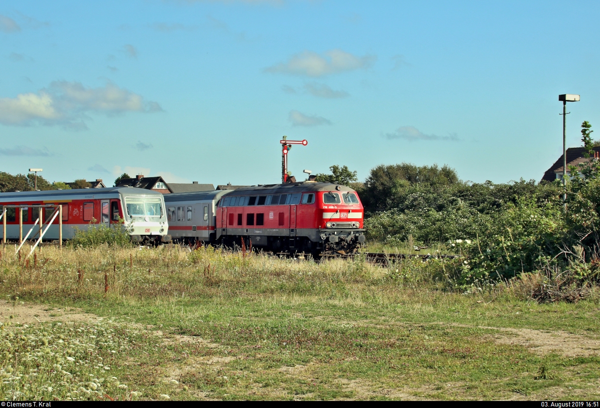 Während 928 521-4  Archsum  der DB Fernverkehr AG am BÜ Königskamp auf Einfahrt in den Bahnhof Westerland(Sylt) wartet, wird er von 218 488-5 der Railsystems RP GmbH als IC 2310  Nordfriesland  (Linie 30) von Frankfurt(Main)Hbf überholt.
[3.8.2019 | 16:51 Uhr]