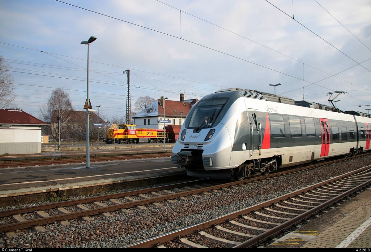 Während 9442 306 (Bombardier Talent 2) von Abellio Rail Mitteldeutschland als RB 74623 (RB20) nach Halle(Saale)Hbf in ihrem Startbahnhof Großkorbetha auf Gleis 5 steht, kündigt sich dahinter Lok 210 (BR 275 | MaK G 1206) MEG als Gz an. [4.2.2018 | 14:53 Uhr]