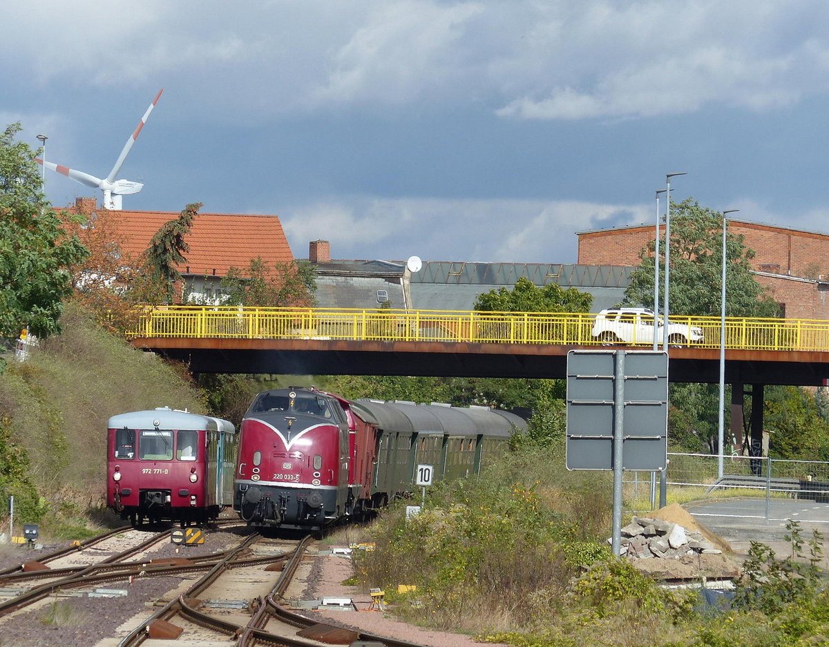 Während 972 771-0 und 772 312-5 am 28.09.2019 auf dem Ausziehgleis in Staßfurt auf die Abfahrt als Pendelverkehr ins TBw Staßfurt warten müssen, hat die MEH 220 033-5 + 212 079-8 mit dem DPE 80195 aus Hamm (Westf) Einfahrt. Ziel des Sonderzuges war ebenfalls das Herbstlokfest im TBw. 