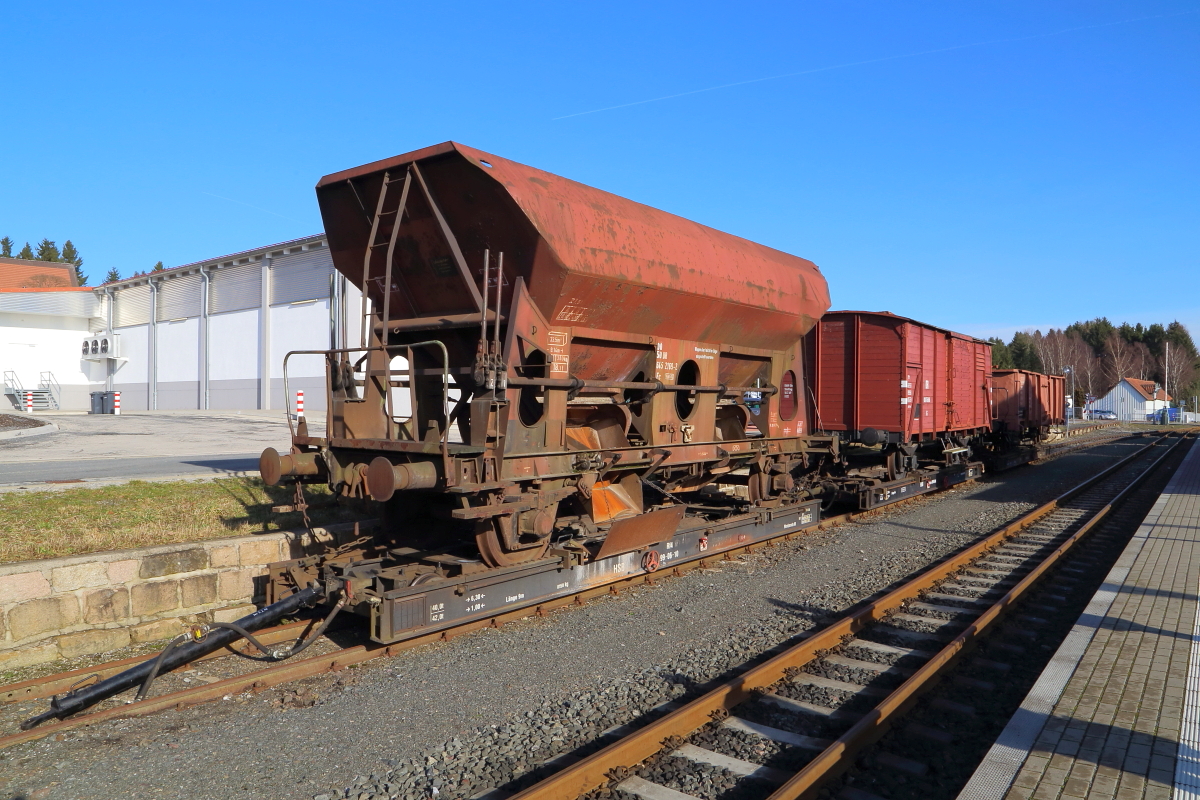 Während 99 222 am 06.02.2016 im Bahnhof Benneckenstein dabei ist, den Begleitwagen auf das Nachbargleis zu rangieren, präsentiert sich der Fotogüterzug der HSB für wenige Minuten mal ganz  solo . Wenig später wandert auch dieser auf`s Nebengleis und wird wieder mit dem Begleitwagen verbunden. Danach wird die Rückfahrt nach Wernigerode angetreten. Die Aufnahme entstand während einer Sonderzugveranstaltung der IG HSB.