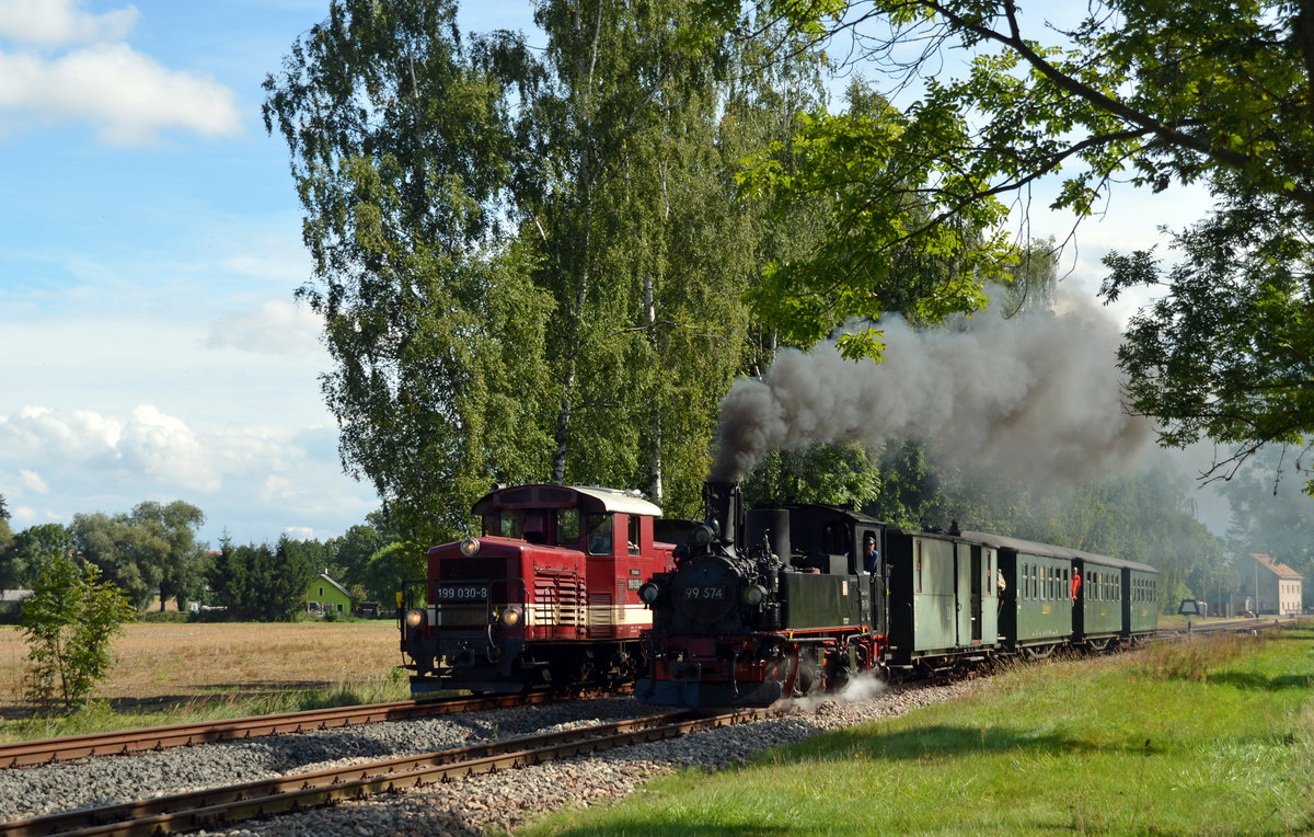 Während 99 574 mit ihrem Personenzug nach Kemmlitz ausfährt, verlässt 199 030 mit ihrem Personenzug nach Glossen am 10.09.17 Nebitzschen.