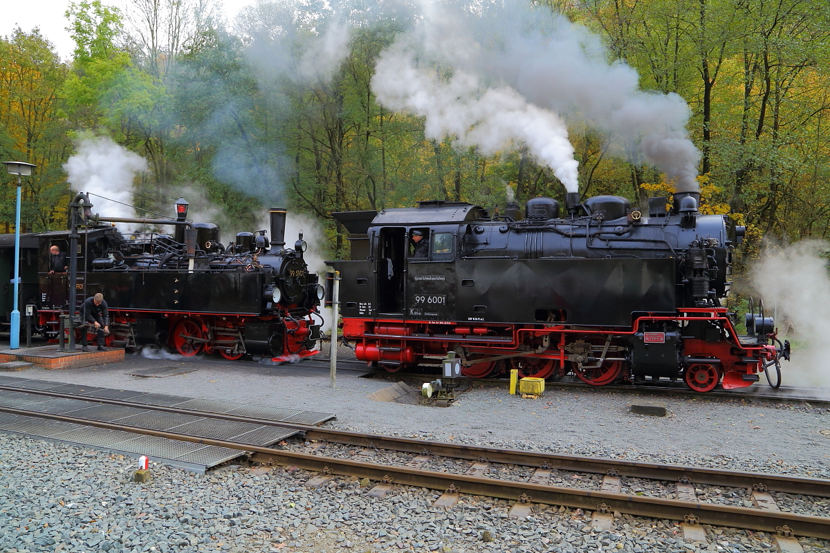 Während 99 5901 nun ihrerseits Wasser nimmt, rangiert 99 6001 vorsichtig heran, um als Vorspannlok an den Zug anzukuppeln. Die Aufnahme entstand am 23.10.2016 während einer Sonderzugveranstaltung der IG HSB im Bahnhof Alexisbad.