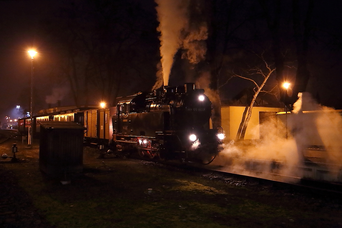 Während 99 6001 am Abend des 15.02.2015 ihren IG HSB-Sonderzug zur Abstellung aus dem Bahnhof Wernigerode drückt, gibt es in der Abdampfwolke rechts noch einen interessanten Schattenwurf!