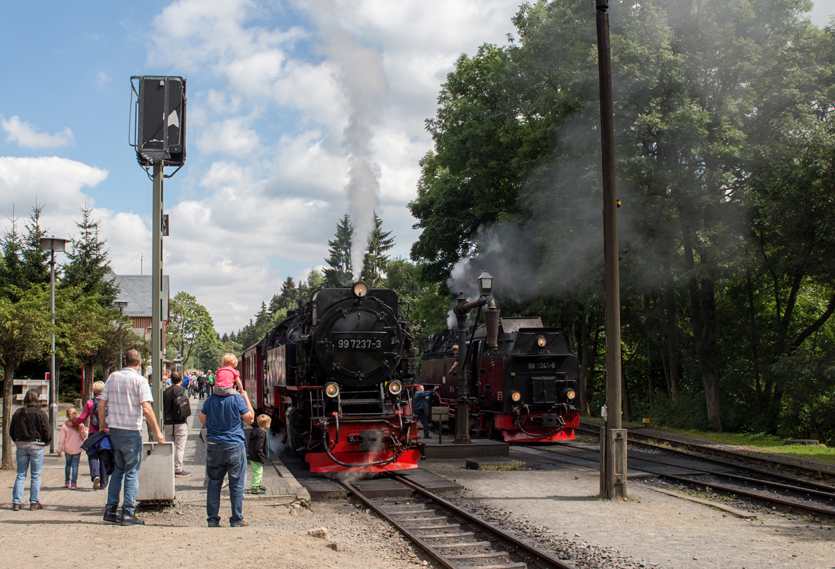 Während 99 7245-6 am 16.08.16 auf der Harzquerbahn eingesetzt wurde und als nächste Leistung nach Eisfelder Talmühle verkehrt, stand 99 7237-3 auf der Brockenbahn im Einsatz und setzt ihre Fahrt aus Wernigerode zum Brocken vom Bahnhof Drei Annen Hohne aus in Kürze fort. 

Eine Attraktion für Groß und Klein, wie man gut erkennt.
