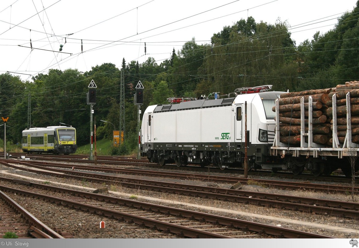 Während der Aglilis Triebwagen VT 650 738 Coburg verlässt muß der Vectron 193 831 der  Salzburger Eisenbahn Transportlogistik GmbH (SETG)  am 1. August 2014 noch bis Abends warten bis es weiter geht.