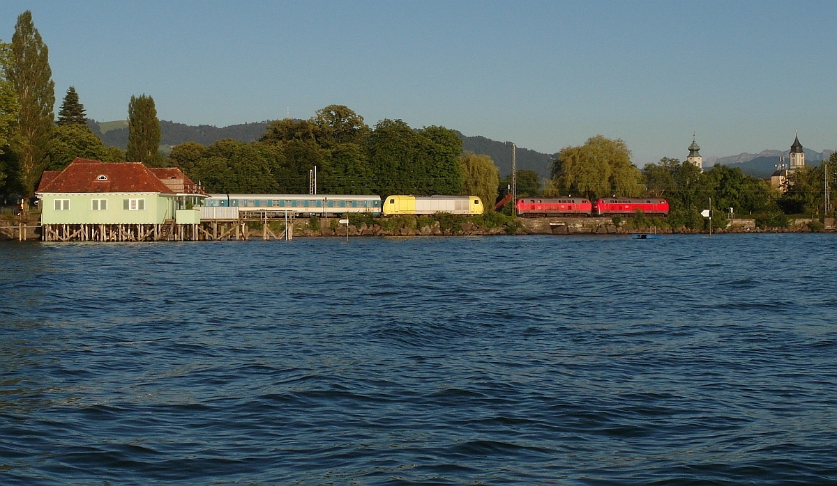 Während ALX 29312 von München kommend gleich sein Ziel Lindau erreicht hat, warten die beiden 218er auf den EC 197 von Zürich, um diesen zu übernehmen und nach München zu ziehen. Lindauer Bodendamm, 24.06.2015.