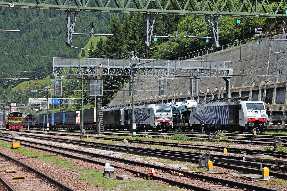 Während am 04.07.2018 die 189 914 mit einem Autotransportzug auf die Ausfahrt aus dem Bahnhof von Brennero gen Bozen wartete, kam die 193 772  Viola  zusammen mit der MRCE/LM X4 E-662 (193 662-4) und dem  TERRATRANS/paneuropa -KLV TEC 43821 (Bremmen Grolland - Verona Q. E.) an und werden gleich vom zug absetzten, damit dann die MRCE/LM ES 64 F4-023 (189 923-6) den Zug zum Zielbahnhof übernehmen konnte.