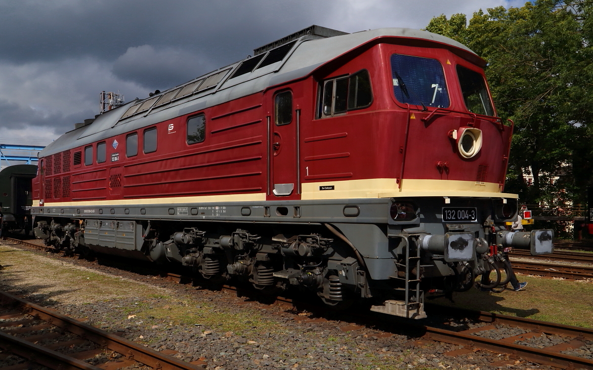Während am 05.09.2015 bei den XXI. Dampfloktagen von Westen her dunkle Schauerwolken über dem Meininger Dampflowerk aufziehen, blinzelt die Sonne noch durch eine winzige Wolkenlücke und läßt einen letzten schwachen Strahl über 132 004 der Leipziger Eisenbahnverkehrsgesellschaft huschen.
Die zu sehende Maschine wurde 1973 unter der Fabriknummer 0194 von der sowjetischen Lokomotivfabrik Woroschilowgrad (heute Lugansk / Ukraine) gebaut.