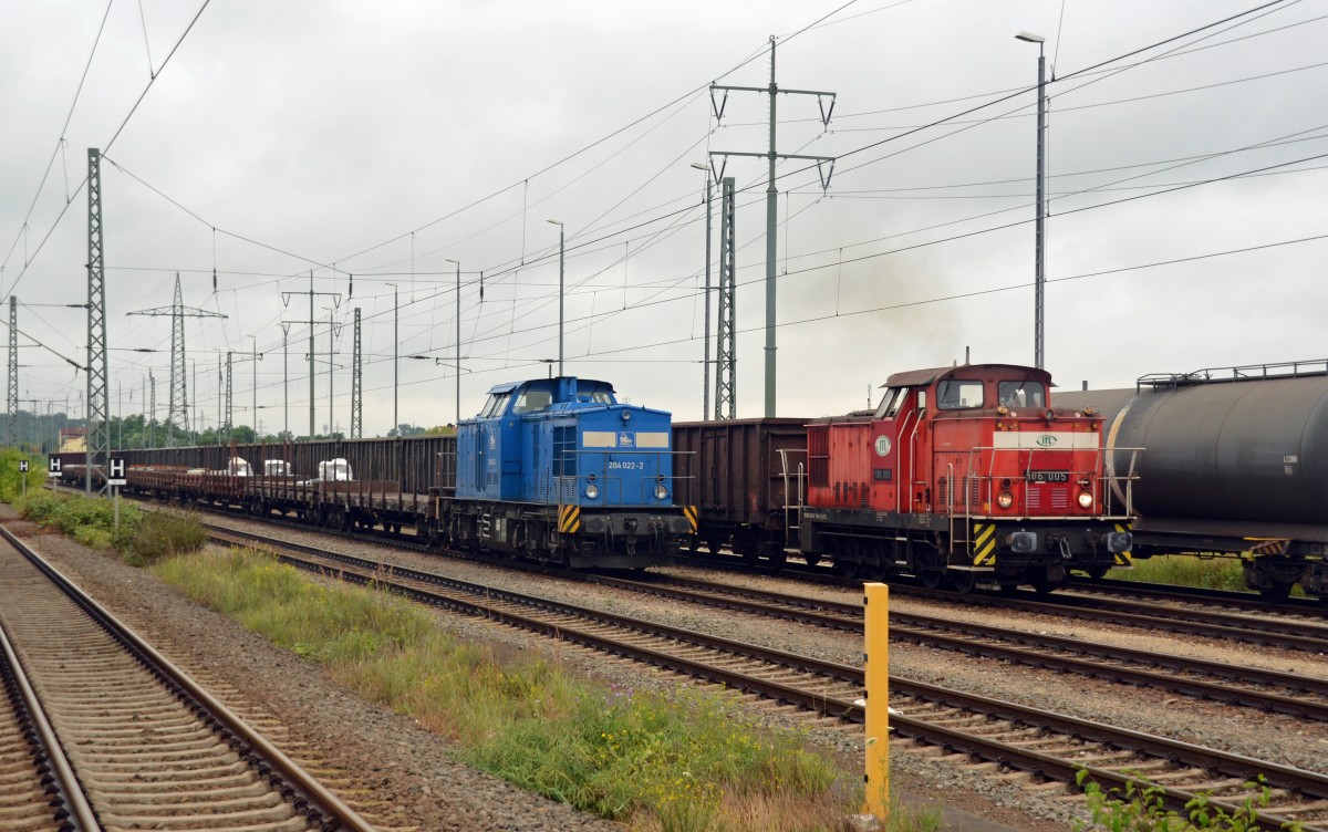 Während am 08.07.14 106 005 in Bitterfeld einen Hochbordwagenzug zusammenstellt, pausiert 204 022 mit ihrem Zug.