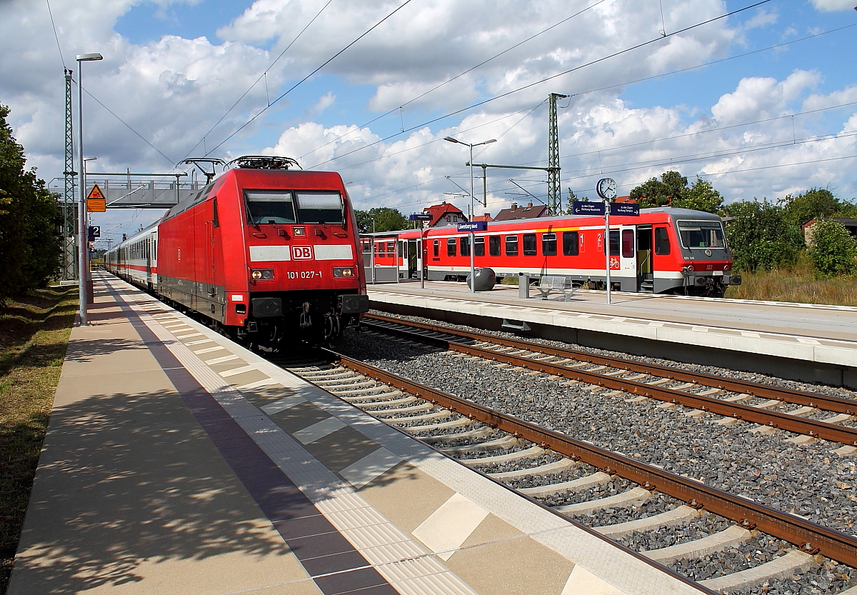 Während am 12.08.2014 die RB 54 in Löwenberg (Mark) auf Anschlußreiesende wartet, kommt am Gleis 2 die 101 027-1 mit dem umgeleitenden IC 2239 vorbei.