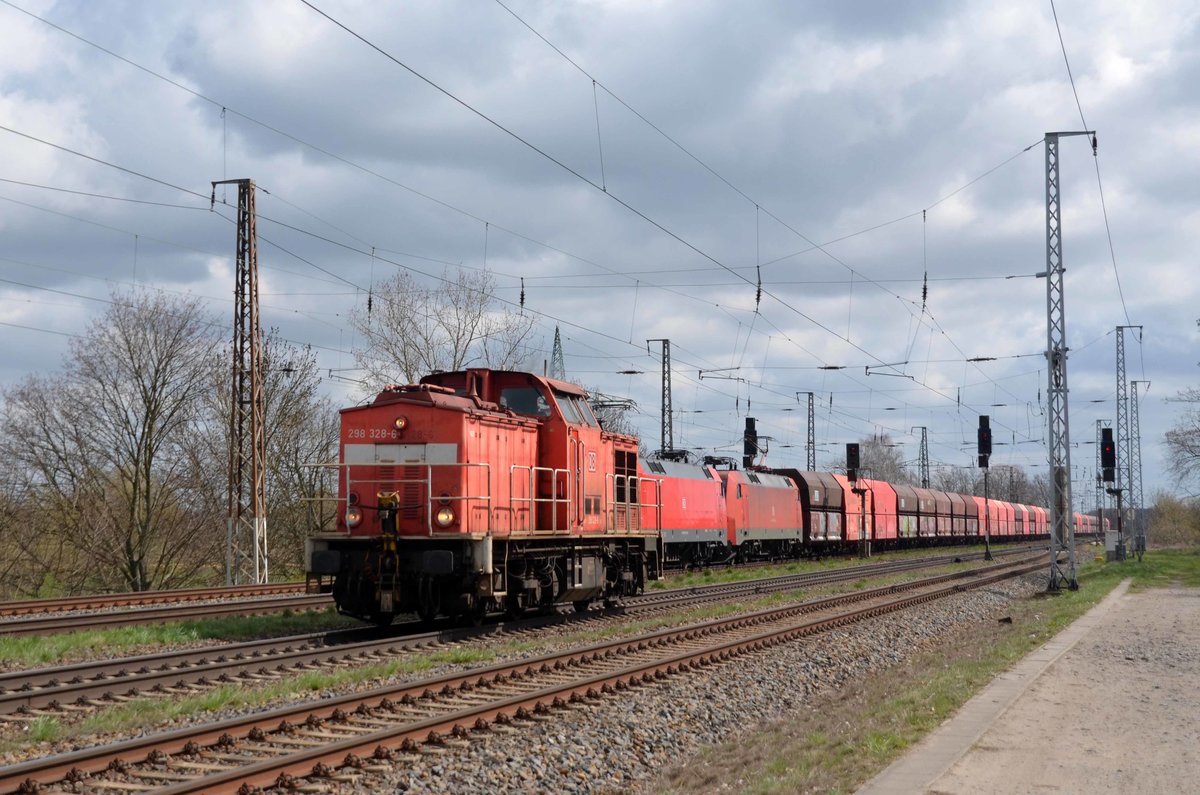 Während am 13.04.21 298 328 über´s Gegengleis zum Rbf Seddin unterwegs war, rollten auf dem Regelgleis 152 054 und 152 041 mit einem Erzzug durch Saarmund Richtung Potsdam.