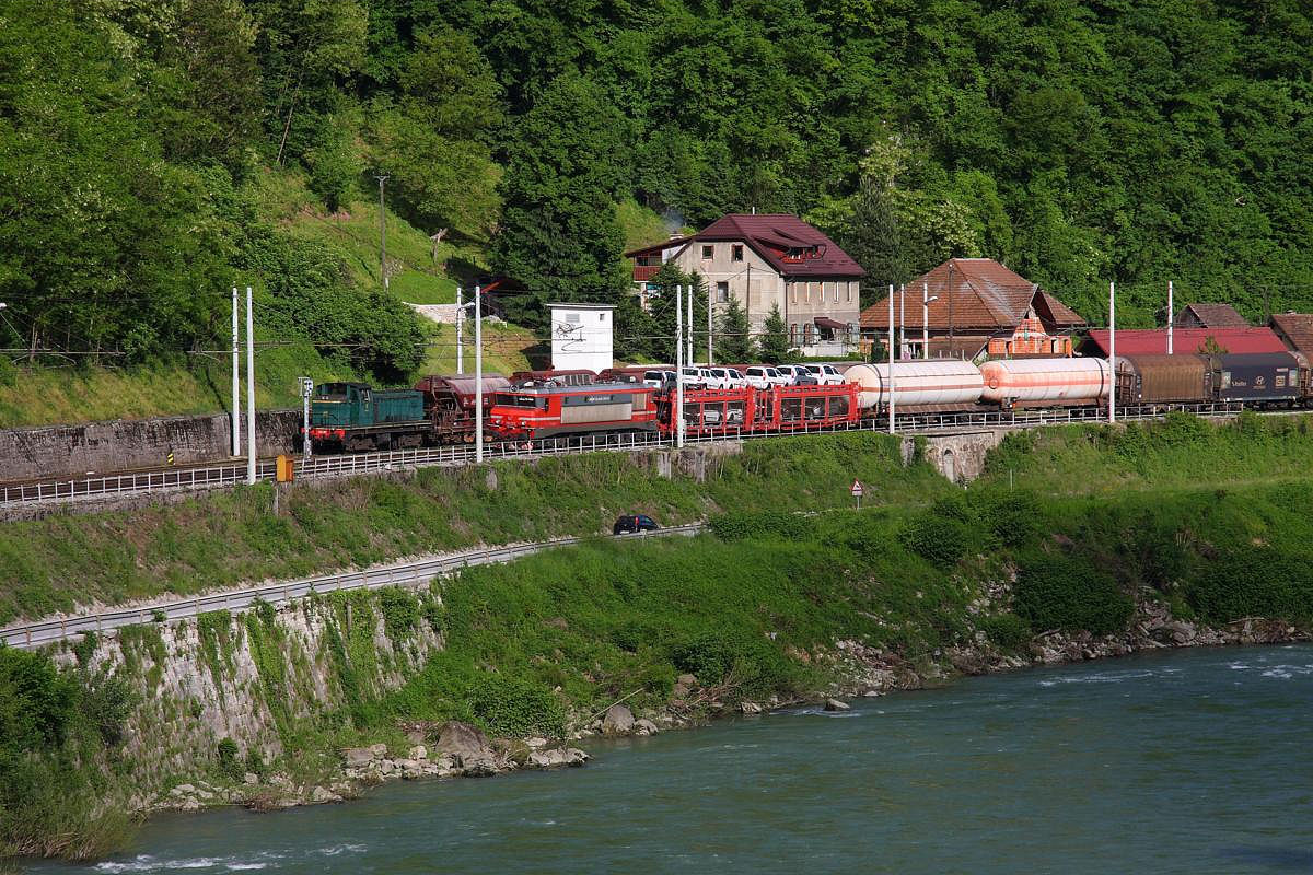 Während am 14.5.2013 SZ Diesellok 642301 in Hrastnik auf die Abfahrt in Richtung Lubljana wartet, wird sie noch von einem bergwärts fahrenden Güterzug mit einer
363 als Zuglok überholt.