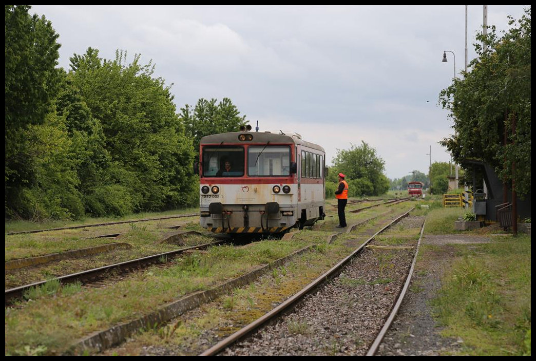 Während am 16.5.2019 gegen 14.55 Uhr hinten bereits der Triebwagen 812026 nach Zlate Moravce den Bahnhof Mana verlässt, wird der Triebwagen 812008 nach Nove Zamky noch durch den Fahrdienstleiter abgefertigt. 