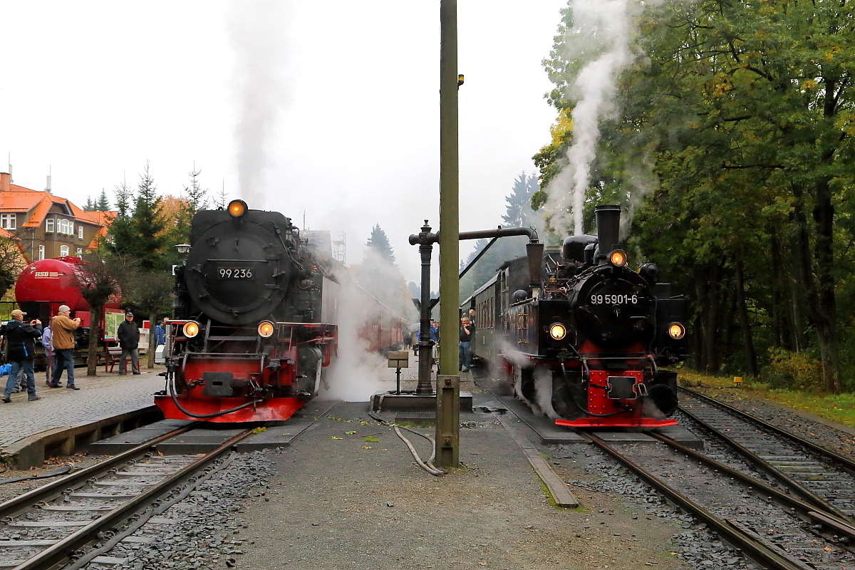 Während am 17.10.2015 rechts auf Gleis 2 im Bahnhof Drei Annen Hohne 99 5901 mit dem Wasserfassen beschäftigt ist, fährt auf Gleis 1 99 236 mit Planzug P8931 (Wernigerode-Brocken) ein.