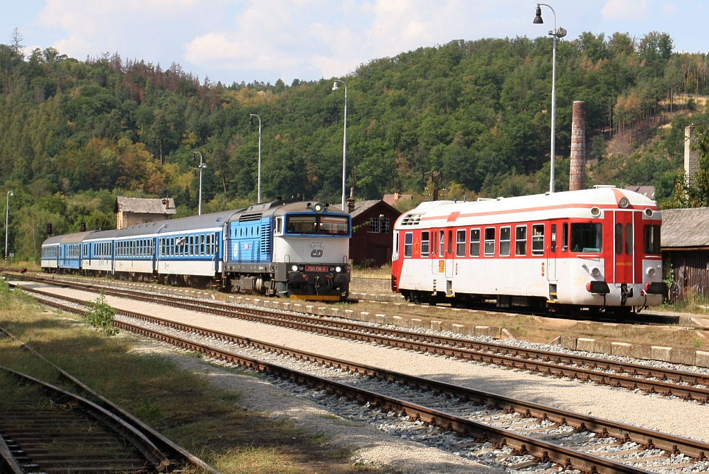 Während am 18.August 2018 der CSD M286.0001 (CD 850 001-9) auf seine Rückfahrt nach Brno hl.n. wartet, fährt die CD 750 710-6 mit dem R 663  Petr Vok  (Plzen hl.n. - Brno hl.n.) durch den Bahnhof Zastavka u Brna.