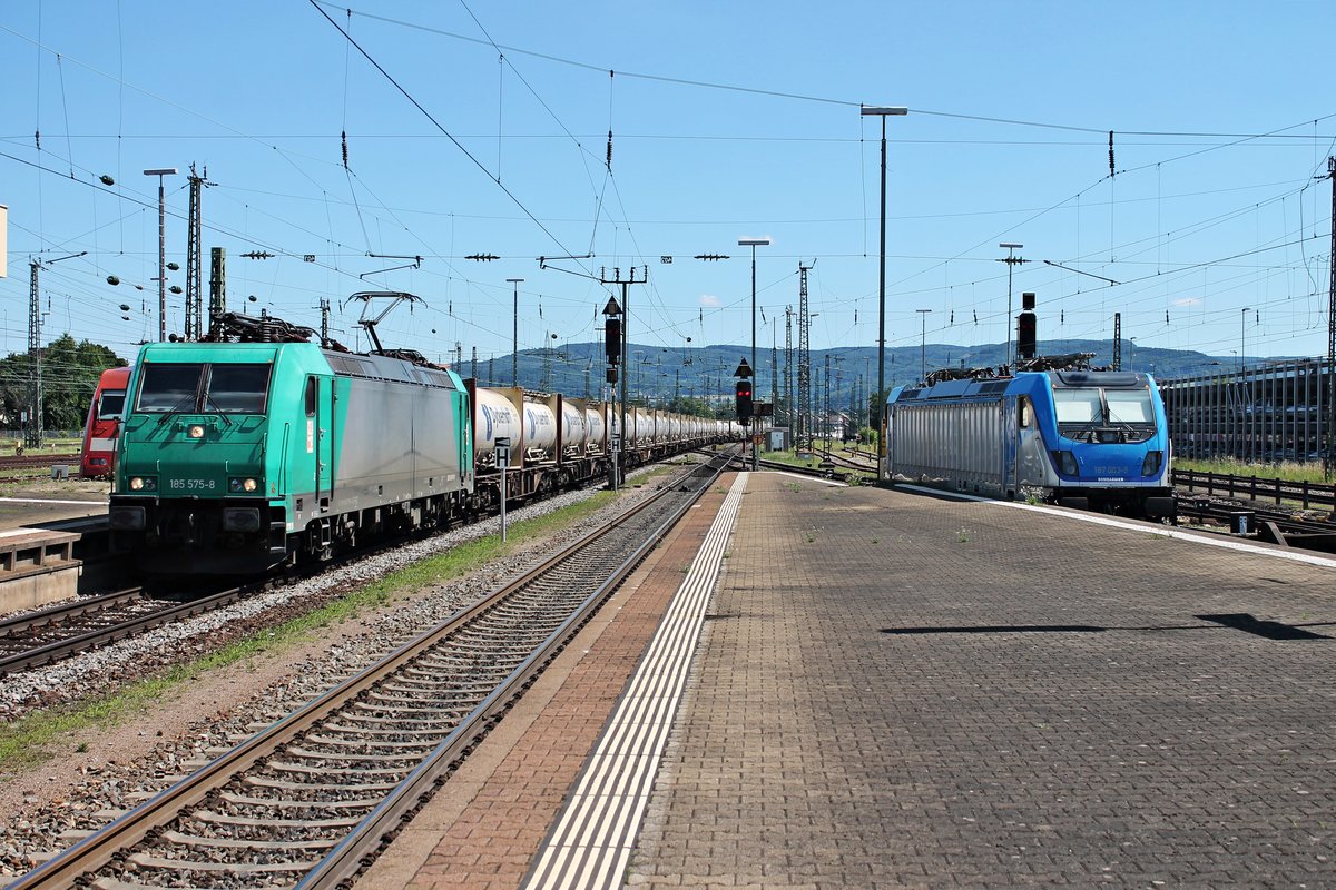 Während am 24.06.2015 die 185 575-8 von Alpha Trains/RheinCargo mit dem leeren Dyckerhoff-Zementcontainerzug über Gleis 4 durch Basel Bad Bf fuhr, stand neben an die 187 003-9  Hans-Werner  von Bombadier abgestellt.