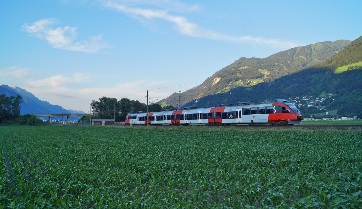 Während am 24.06.2020 die Berge rund um Schwaz noch in den letzten Sonnenstrahlen des Tages lagen, war die S-Bahn 5130 im bereits schattigen Tal auf dem Weg von Kufstein nach Zirl. Zuständig für diese Leistung war die  Ente  4024 001-2, die zu den ältesten ihrer Baureihe zählt. Die Tage dieses Triebwagens im Altlack werden wohl in absehbarer Zeit gezählt sein. 