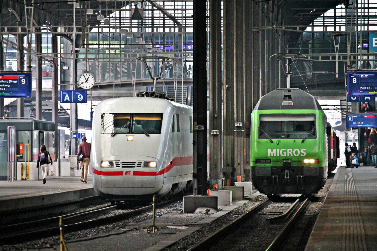 Während am 25.10.2014 die Re 460 080-5  MIGROS - GÉNÉRATION M  an ihren InterCity nach Zürich HB rangiert, steht 401 573-1 abfahrtbereit als ICE (Zürich HB - Hamburg Altona) am Bahnsteig gegenüber.