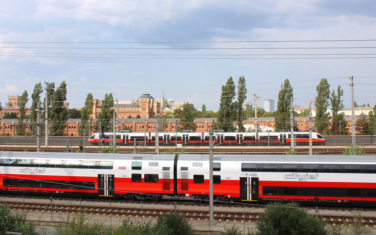 W�hrend am 26.07.2026 in Wien Hauptbahnhof im Vordergrund Cityjet-Doppelstockwagen auf neue Eins�tze warten, f�hrt hinten der �BB 4024 123-3 als S 26058 (S60) von Bruck/Leitha nach Ebreichsdorf vorbei.