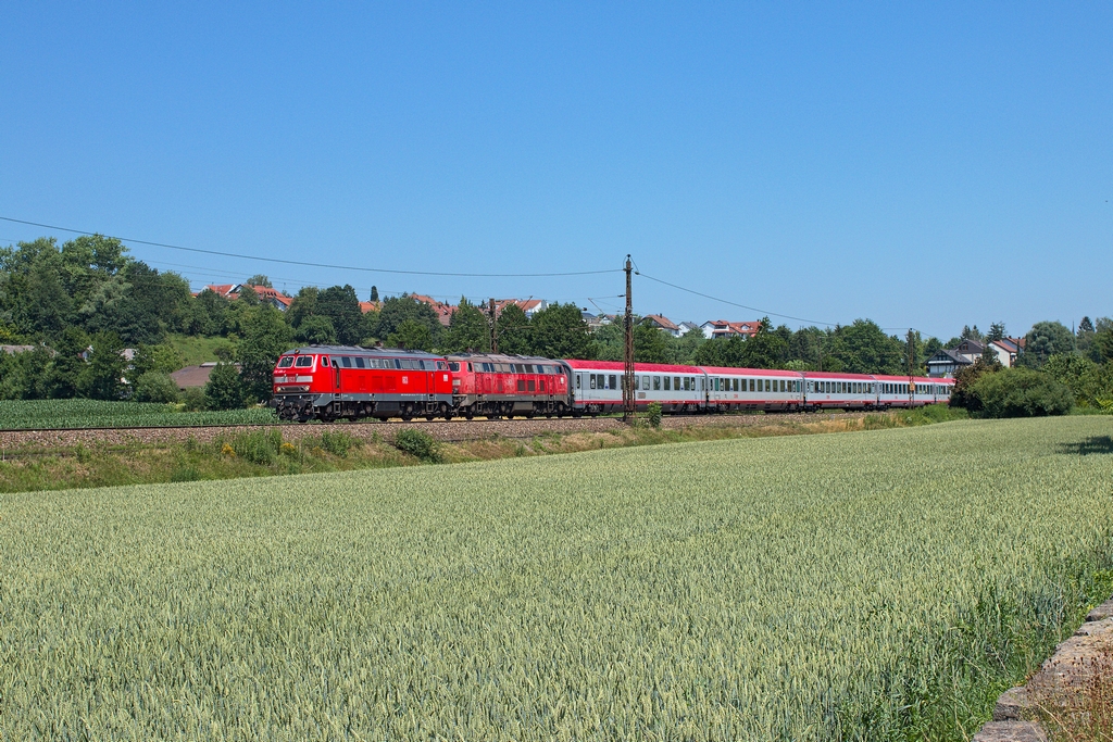 Während am 2.7.2014 der IC 119 zwischen Stuttgart und Ulm abweichend mit einer 101 bespannt wurde, war der IC 118 planmäßig mit 218 456 und einer weiteren 218 unterwegs und kam pünktlich durch Ebersbach