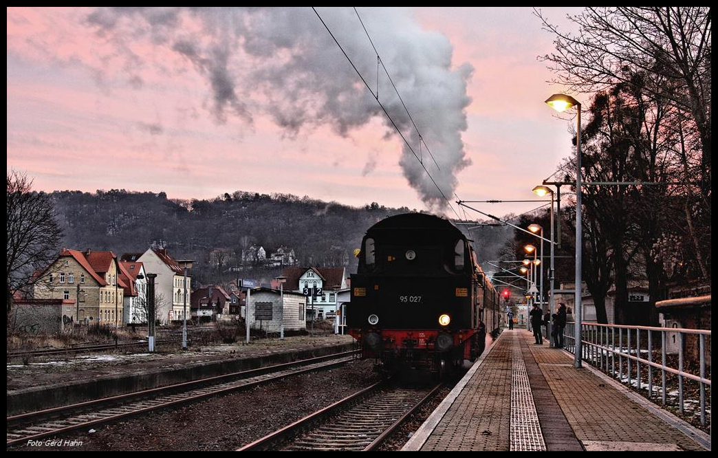 Während am 29.1.2017 um 17.06 Uhr die Abenddämmerung über Blankenburg beginnt,  rangiert die Bergkönigin 95027 nach erfolgter Sonderfahrt die Wagen vom Bahnsteig 1 weg.