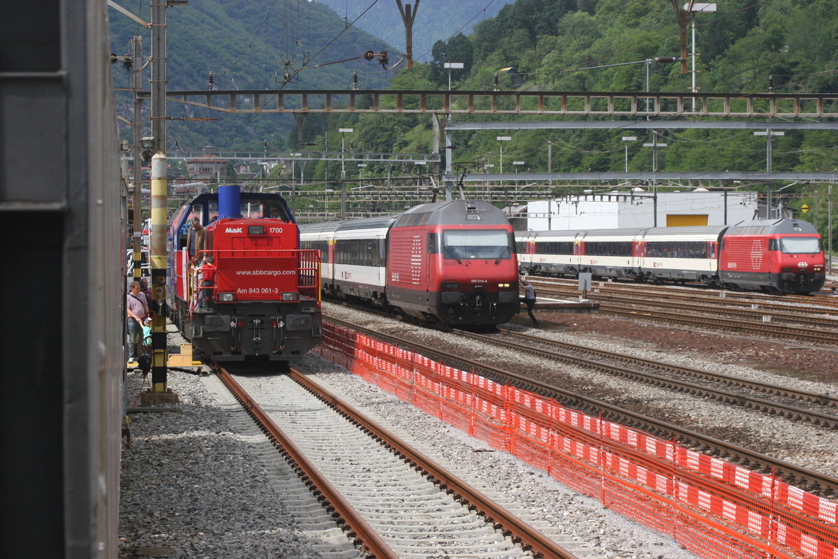 Während die AM 843 061 vom Publikum besichtigt werden konnte und ein Extrazug mit der Re 460 084  Helvetia  abgestellt im Gleisfeld stand, macht sich der Extrazug mit der Re 460 014  Val du Trient  für die Fahrt über die alte Gotthardstrecke in Richtung Norden bereit.

Biasca, 04.06.2016