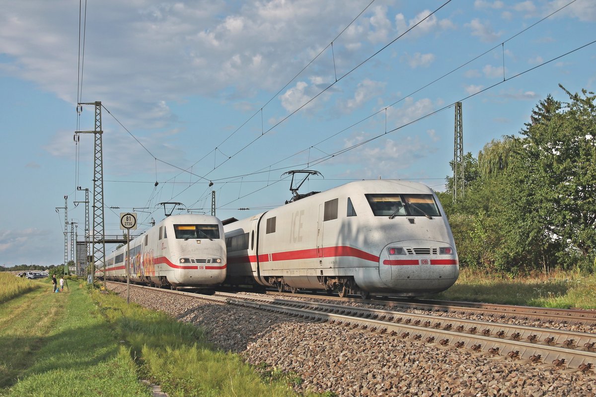 Während am Abend des 12.08.2019 rechts 401 576-4 in Richtung Freiburg (Breisgau) durch den Haltepunkt von Auggen fuhr, fährt links zur gleichen Zeit der 401 086-4  Chur  ebenfalls durch den Haltepunkt, aber in Richtung Schweiz.
