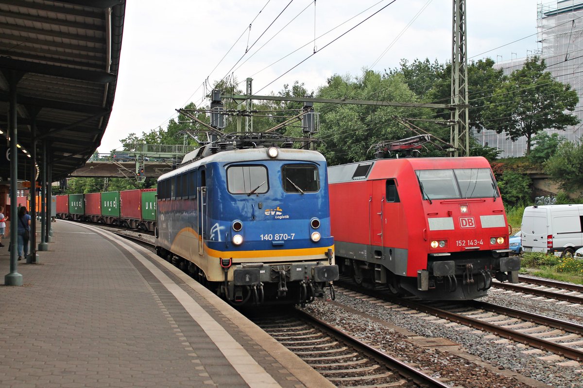 Während am Abend des 18.07.2019 die 140 870-7 von der EVB auf ihre Ausfahrt als Lokzug in den Hafen von Hamburg am Bahnsteig in Hamburg Harburg wartete, fuhr 152 143-4 mit einem Containerzug an ihr vorbei gen Hafen. 