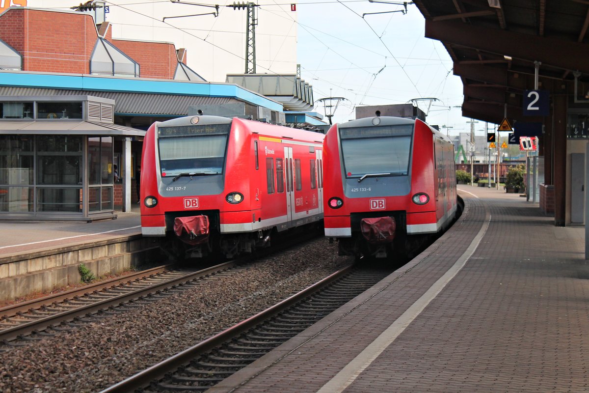 Während am Mittag des 12.04.2017 der 425 133-6 als RB70 (Merzig (Saar) - Kaiserlautern Hbf) aus dem Völklinger Bahnhof gen Saarbrücken fuhr, stand am Bahnsteig gegenüber der 425 137-7 als RB71 (Homburg (Saar) Hbf - Trier Hbf) und wartete auf den Fahrgastwechsel.