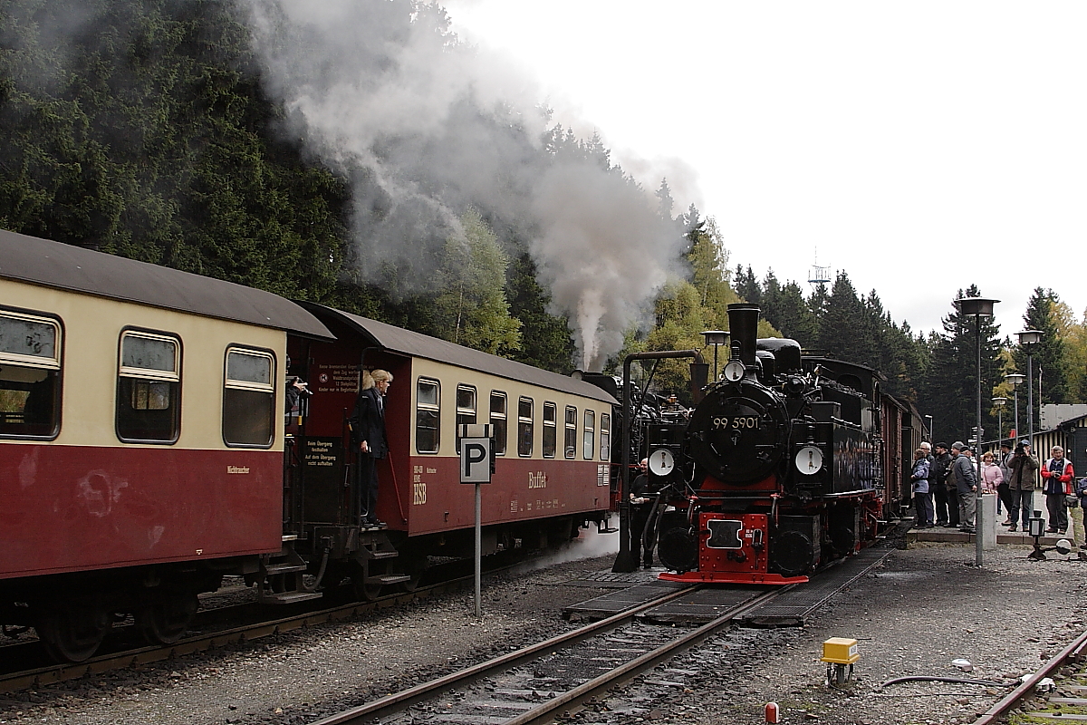 W�hrend am Nachmittag des 18.10.2013 Mallett 99 5901, hier mit einem Sonderzug der IG HSB, im Bahnhof Schierke nochmals ihre Wasservorr�te erg�nzt, l�uft auf dem Nachbargleis P8929 nach Nordhausen ein. Zuglok ist 99 7237. Kurz darauf setzt der Sonderzug seine Fahrt zum Brocken fort.