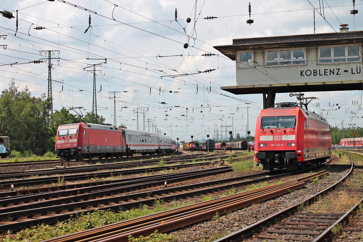 Während am Nachmittag des 22.06.2019 die 101 132-9 an der Fahrzeugparade des Sommerfestes vom DB Museum in Koblenz Lützel teilnahm, schob ihre Schweter 101 068-5 ihren InterCity am Rangierbahnhof und DB Museum gen Bonn vorbei.