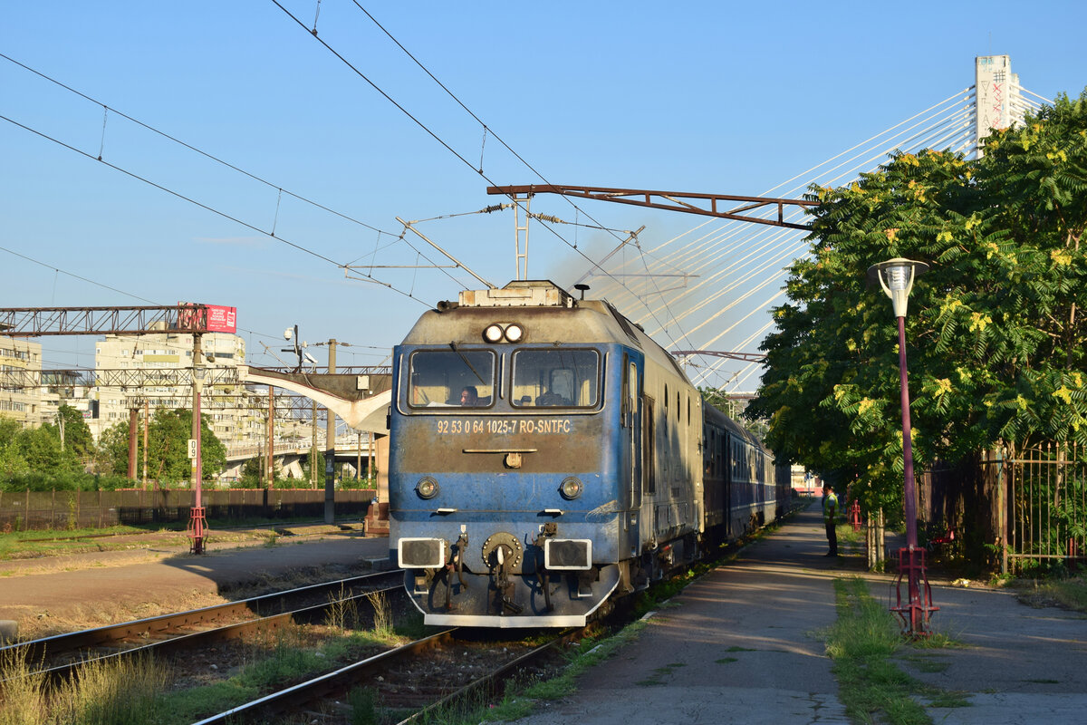 W�hrend am Tage am Bahnhof Basarab wenig los ist, ist morgens und Abends mehr Betrieb 641 025-7 f�hrt hier mit dem R 9113 Bucuresti Basarab - Targoviste in Bucuresti basarab ab.

Bukarest 03.08.2026