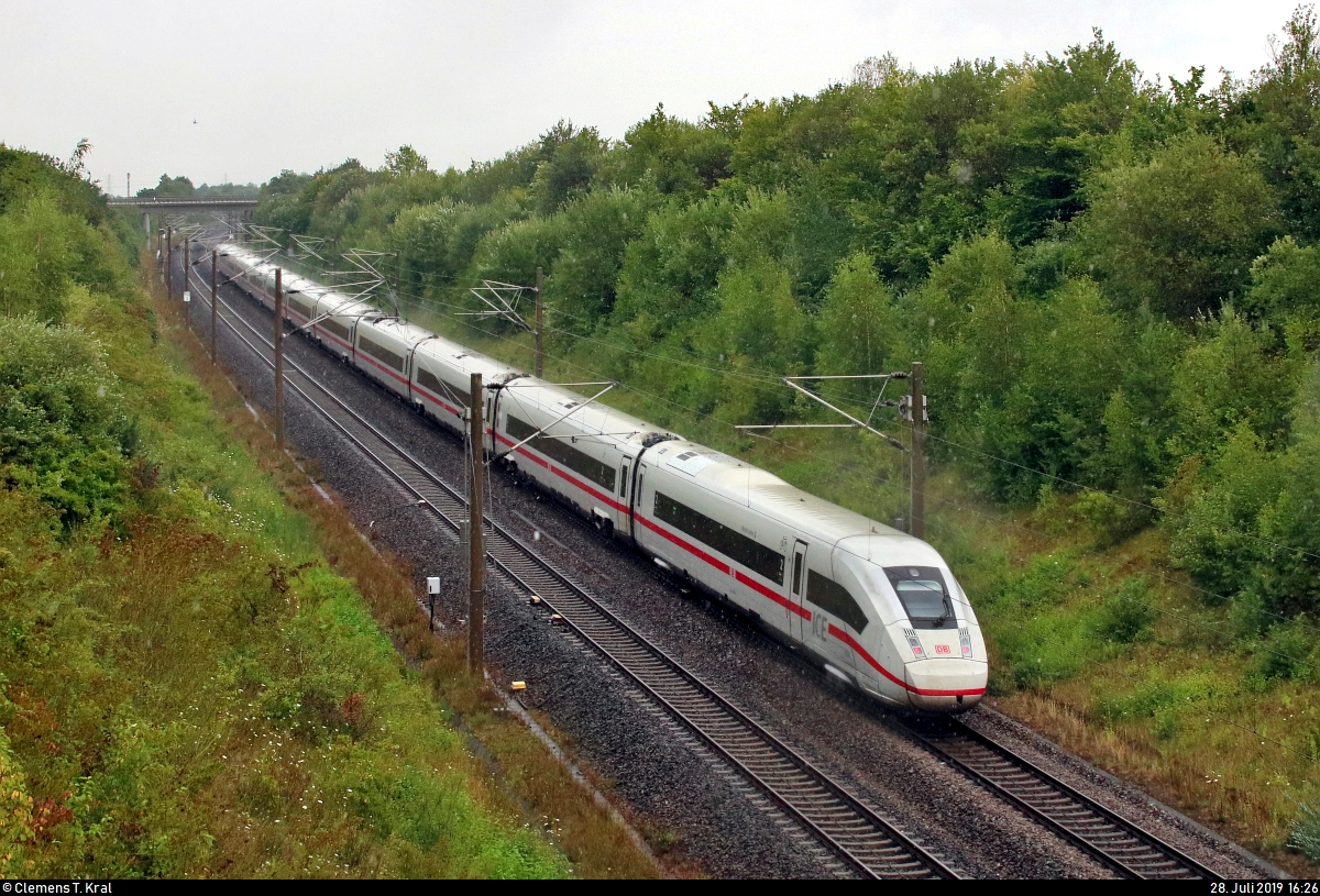 Während an diesem Sonntag der Großteil Deutschlands mit trockener Hitze zu kämpfen hatte, setzte in der Region Stuttgart am Nachmittag Regen bei frischen 20 °C ein.
Kurz nach Beginn erfolgte ein Nachschuss auf 812 006-? (Tz 9006  Martin Luther ) als ICE 577 (Linie 22) von Hamburg-Altona nach Stuttgart Hbf, der bei Markgröningen bzw. Schwieberdingen auf der Schnellfahrstrecke Mannheim–Stuttgart (KBS 770) fährt.
Normalerweise fährt unter dieser Zugnummer ein ICE 1.
Aufgenommen von einer Brücke.
[28.7.2019 | 16:26 Uhr]