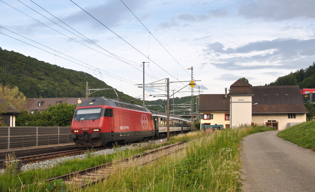Während andernorts in der Schweiz Gewitter wüten, ist die Re 460 019-3 mit einem Schnellzug bei gnädigem Wetter in Richtung Basel unterwegs. Aufgenommen in Tecknau am 07.07.2017.