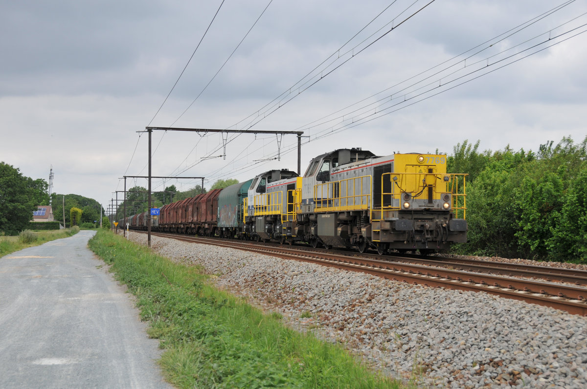 Während anderswo die Sonne schien, lag am 31. Mai über dem Norden Belgiens eine geschlossene dicke Wolkendecke. Hier die Lineas Doppeltraktion 7769 und 7865 mit einem geschlossenen Coilzug in Hever auf der Linie 53 in Richtung Leuven.