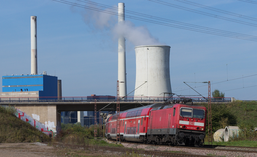 Whrend Anfang November 2013 auf der Strecke Leipzig - Hof die ersten Testfahrten mit 143er und Doppelstockwagen statt finden, werden die Einsatztage an Saar und Mosel immer weniger.

Wenn Ivie und ich dann wieder das Vogtland besuchen knnen wir auch in der Gegend um Plauen und Hof den gewohnten Anblick genieen.

143 825 mit RE Koblenz - Saarbrcken auf den letzten Kilometern bis zum Ziel, hier beim Kohlekraftwerk in Ensdorf.

02.10.2013 - Bahnstrecke 3230 Saarbrcken - Karthaus