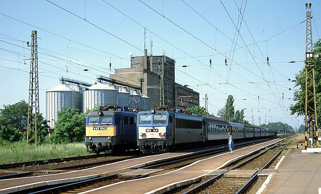 Whrend auf der Ausweiche im Bahnhof Mezkvesd V 431052 mit einem Gterzug
wartet, braust daneben V 63154 am 27.5.2003 um 9.53 Uhr mit einem Schnellzug
in Richtung Miskolc vorbei.