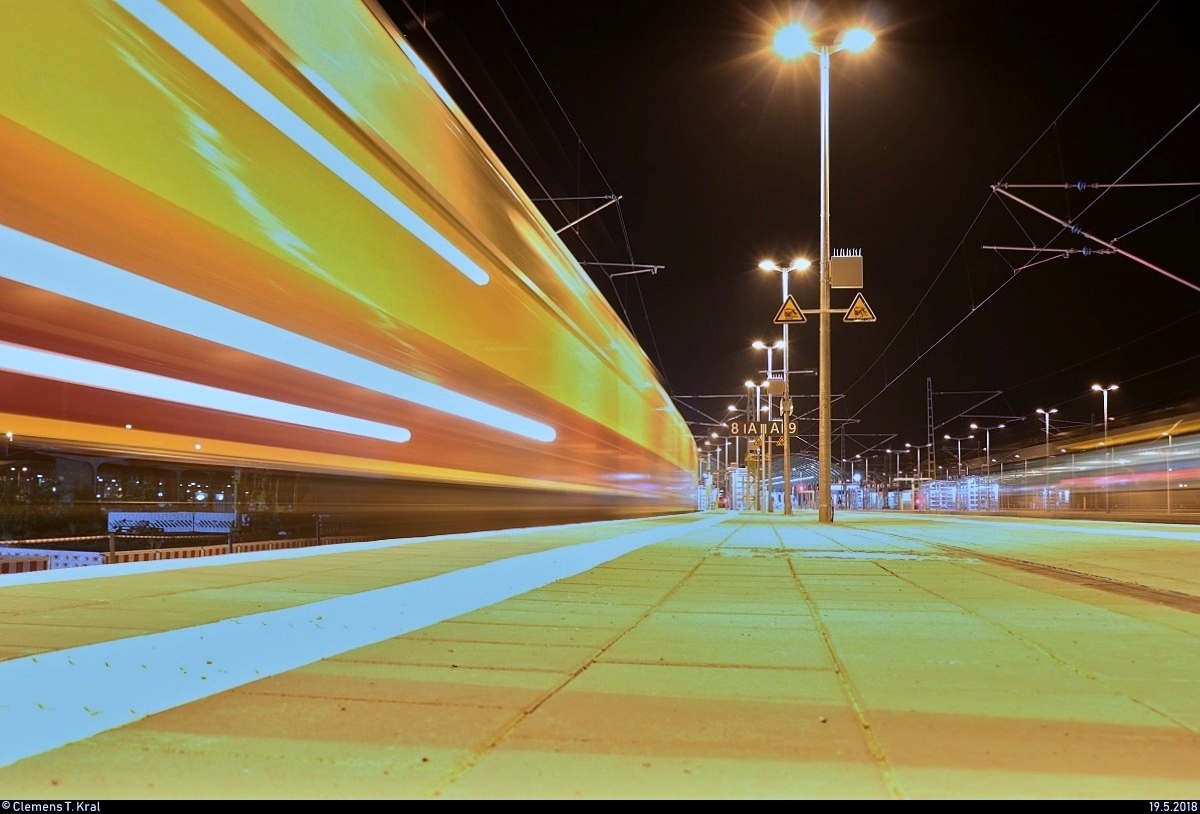 Während auf Gleis 10 ein Zug ausfährt, erhält auch 113 309-9 (E10 1309) der AKE Eisenbahntouristik als Sonderzug von Ostseebad Binz nach Weimar Ausfahrt und verlässt Halle(Saale)Hbf auf Gleis 8.
Das Foto war so zwar nicht geplant, ist aber vielleicht doch zeigenswert.
(Zweite verbesserte Version)
[19.5.2018 | 22:59 Uhr]