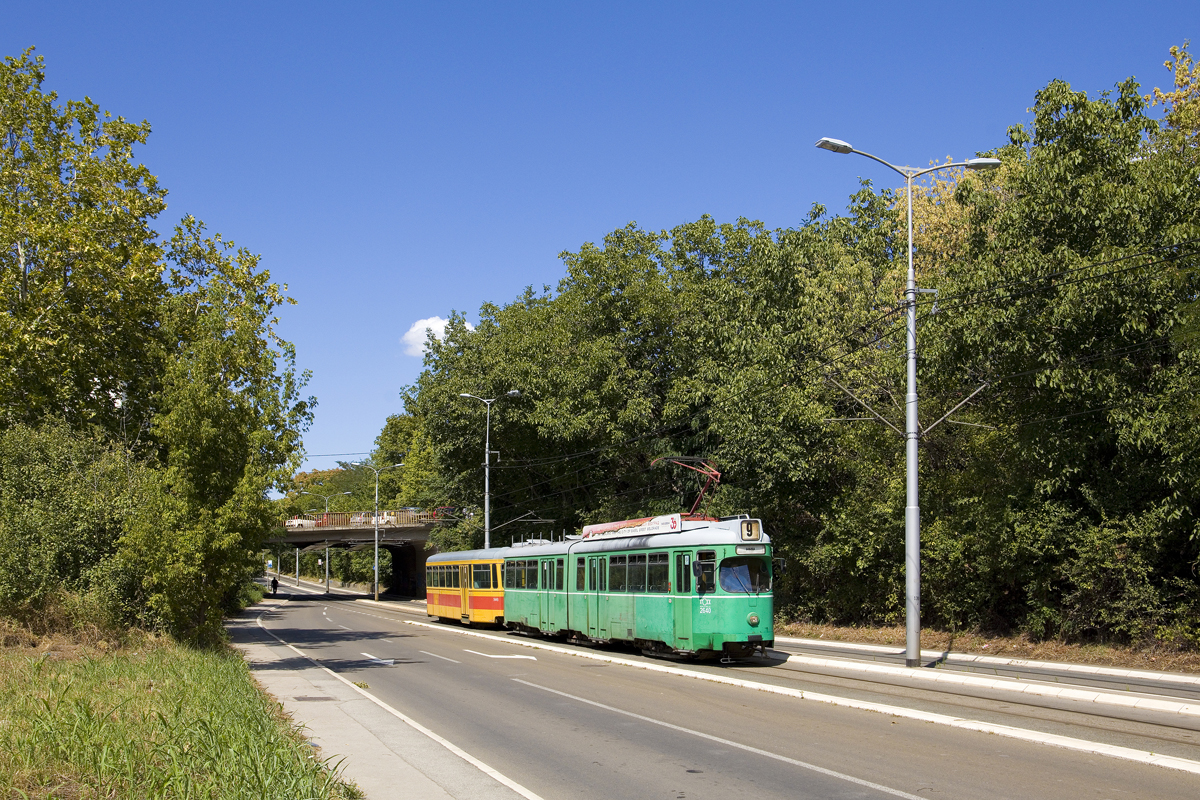 Während auf manchen Streckenabschnitten in Belgrad der Gleiszustand zu wünschen übrig lässt, wurde der Streckenast nach Бањица (Banjica) erst vor wenigen Jahren saniert. Am 1. August 2025 war Düwag GT6 2640 und FFA/SWP B4 1449 auf der Linie 9Л unterwegs und sind hier nahe der Haltestelle Бебелова (Bebelova) in der gleichnamigen Straße zu sehen. 