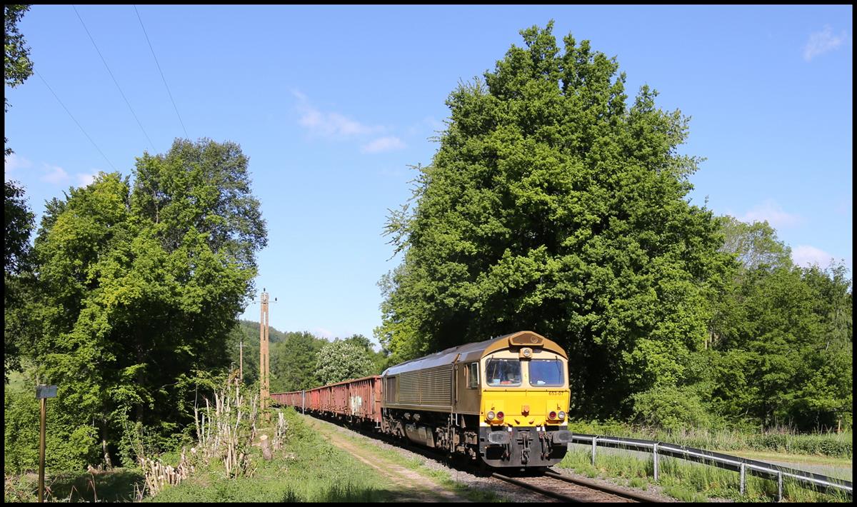 Während der augenblicklichen Corona Krise läuft auch der Zugverkehr auf der Werkbahn zur Georgsmarienhütte nur sehr spärlich. Am 13.5.2020 war aber wieder einmal ein schwerer Schrottzug vom Hafen Osnabrück zum Stahlwerk in Georgsmarienhütte unterwegs. Am Ortsrand von Holzhausen kam mir der Zug mit Class 66 in Form der 653-07 von Beacon um 9.36 Uhr vor die Linse!