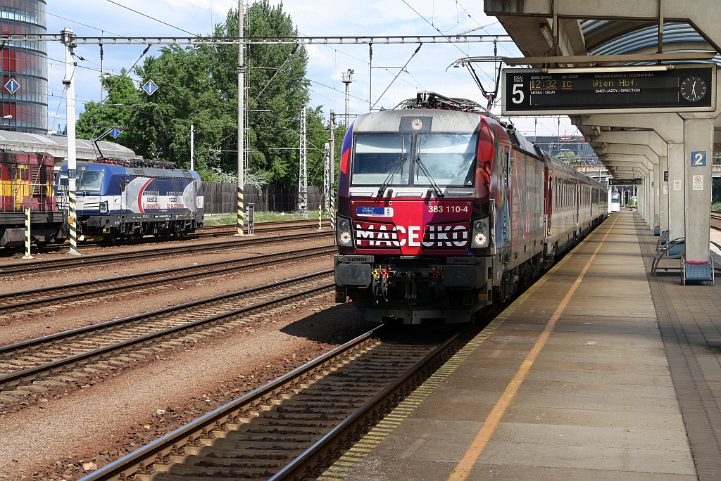 Während im Bahnhof Bratislava Petrzalka am 28.April 2019 im Hintergrund die SK-RAILL 383 203-7 auf ihren nächsten Einsatz wartet fährt die SK-RAILL 383 110-4 mit dem IC 44 (Kosice - Wien Hbf.) ein.