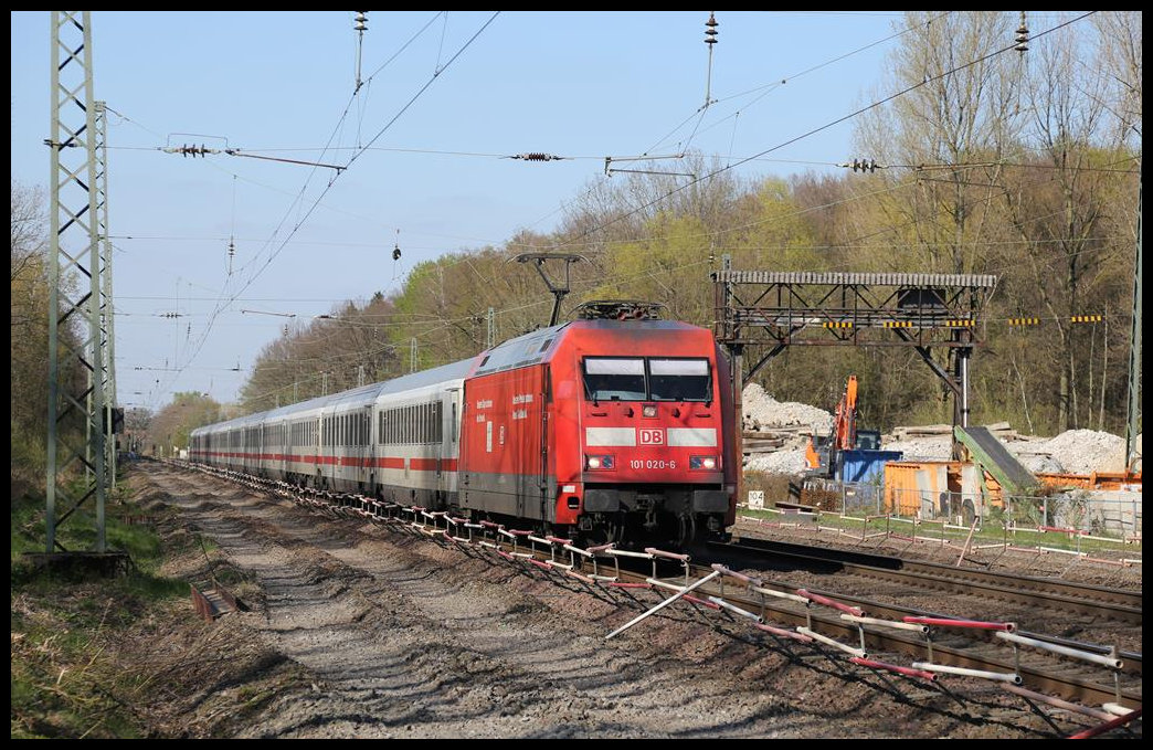 Während im Bahnhof Natrup Hagen der Rückbau der Gleise voran schreitet, passiert hier am 10.4.2019 um 16.57 Uhr die Preis Lok 101020-6 mit ihrem Intercity die Baustelle in Richtung Münster.