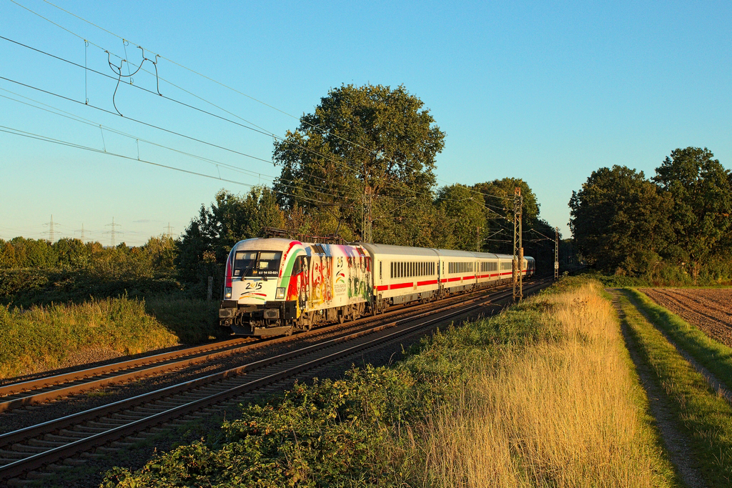 Während der Bauarbeiten auf der SFS Mannheim-Stuttgart ersetzte der IC 2572 zwischen Stuttgart und Münster den IC 118. 182 521 führte diesen Zug am 28.9.2015 pünktlich durch Bornheim