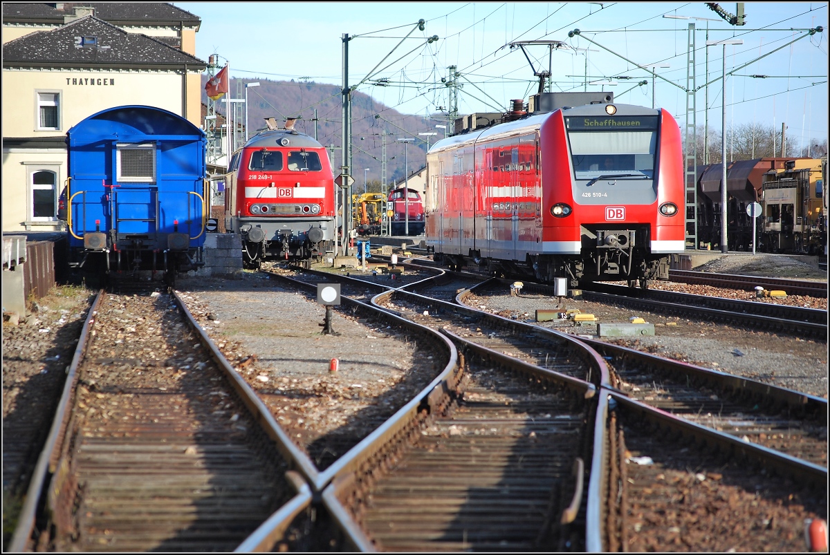 Während der Bauarbeiten war richtig was los in Thayngen. 426 010 war auch fahrplanmäßiger Verkehr dabei. Für Zweifler: Gesehen von einem Parkplatz am 20. Januar 2008 in Tayngen, Schweiz.