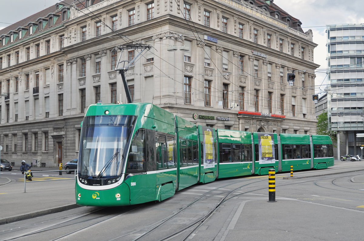 Während der Baustelle am Steinenberg, werden diverse Linien umgeleitet. Hier fährt der Be 6/8 Flexity 5004  auf der Linie 2 zur Haltestelle Aeschenplatz. Die Aufnahme stammt vom 10.09.2017.