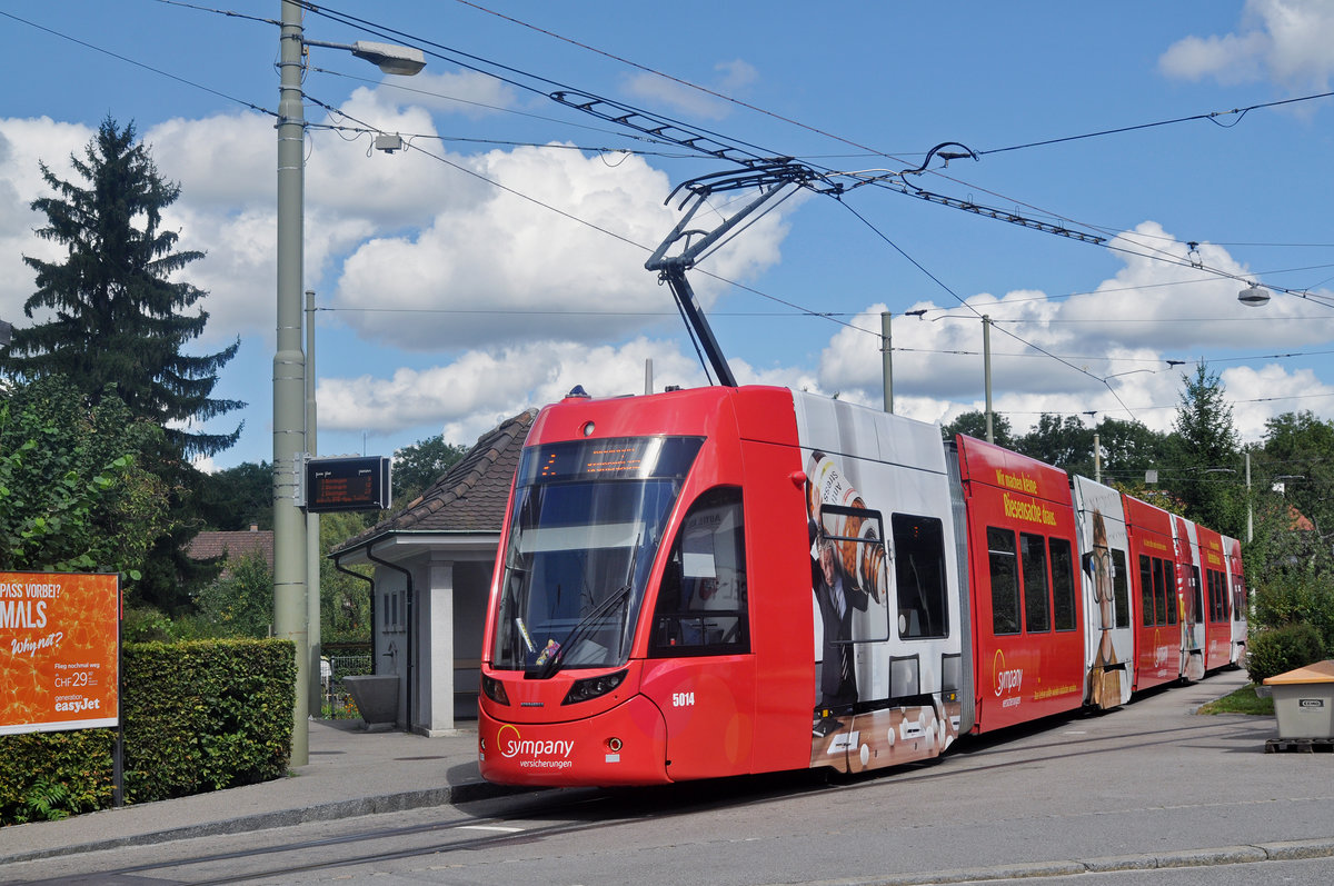 Während der Baustelle am Steinenberg, werden diverse Linien umgeleitet. Hier wartet der Be 6/8 5014, mit der Sympany Werbung, an der Endstation der Linie 2 in Birsfelden. Die Aufnahme stammt vom 10.09.2017.