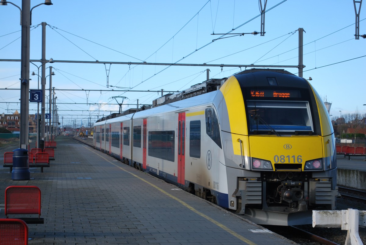 Während einer Baustelle auf der Strecke 50a wurden IC-Züge aus Genk über Lichtervelde umgeleitet und fuhren nicht weiter als Brügge. Ein Sonderzug (hier AM 08116 Desiro) pendelte ausnahmsweise zwischen Brügge und Knokke. Foto vom 7. Februar 2016.