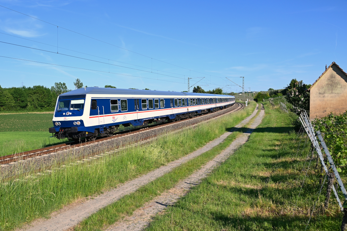 Während der Baustellenumleitung in Kornwestheim fuhr die nachmittägliche RB18-Ersatzleistung nur bis Bietigheim. Der TRI-Zug wurde anschließend als Leerfahrt wieder nach Heilbronn überstellt. Hier ist diese Leerfahrt am 02.06.2021 zwischen Lauffen und Nordheim zu sehen. 